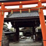 下御霊神社　鳥居と表門