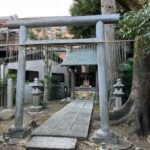 阿刀神社の鳥居と社殿